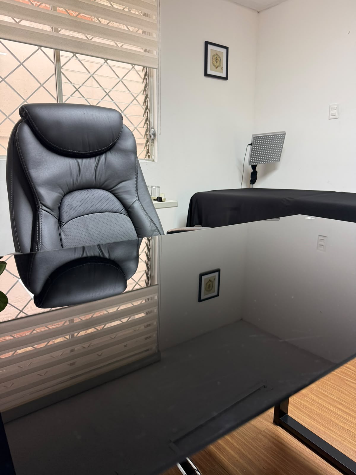 Silla principal y escritorio de consulta NEXUM